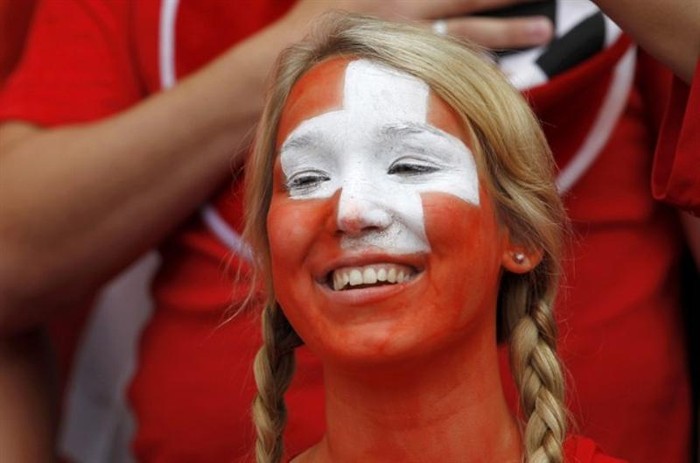 Gương mặt tô màu cờ Thụy Sĩ.